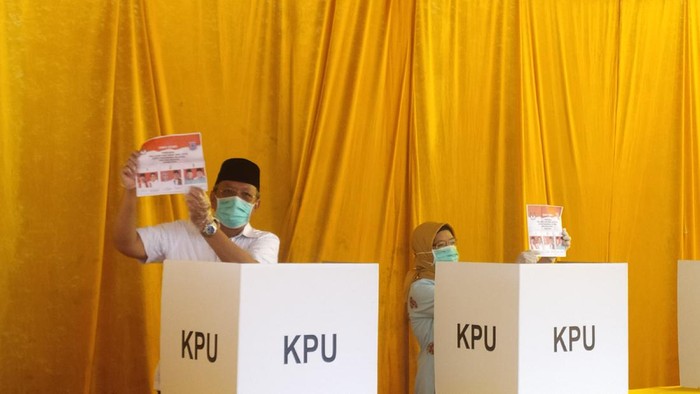 Benyamin Davnie bersama istri nyoblos Pilwakot Tangsel