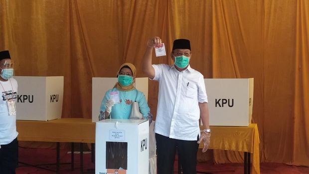 Benyamin Davnie bersama istri nyoblos Pilwakot Tangsel