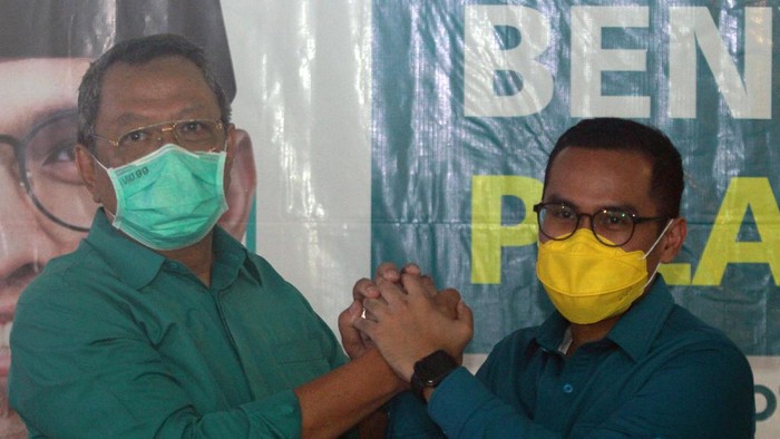 Calon Wali kota Tangerang Selatan Benyamin Davnie (depan) dan calon Wakil Wali kota Pilar Saga Ichsan (belakang) menyapa warga di Serpong, Tangerang Selatan, Banten, Rabu (9/12/2020). Pasangan nomor urut tiga ini berdasarkan hitung cepat dari beberapa lembaga survei disebut mengungguli kontestan lainnya di Pilkada Kota Tangerang Selatan. ANTARA FOTO/Muhammad Iqbal/aww.