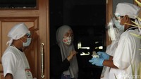 Kelompok Penyelenggara Pemungutan Suara (KPPS) dari TPS 56 Mekarjaya melakukan jemput bola bagi para pemilih yang mengalami isolasi mandiri, sakit, dan juga lansia dalam rangka pemilihan kepala daerah Wali Kota Depok.  
