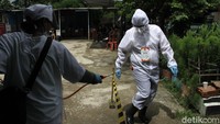 Seusai berkeliling ke rumah warga, KPPS disemprot disinfektan.  