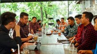 Diskusi bareng anak-anak muda, Bobby pilih minum kopi bersama. Saat itu ia ngobrol bareng Kelompok Cipayung Medan. Foto: Instagram bobbynst
