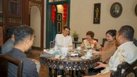 Berkunjung ke Tjong A Fie Mansion, Bobby disuguhi minuman hangat dan beberapa kudapan. Foto: Instagram bobbynst