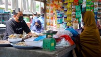 Bantu pelaku UMKM, Bobby tak segan nongkrong di warung kaki lima yang menjajakan aneka makanan. Salah satu programnya adalah membangkitkan ekonomi kerakyatan. Foto: Instagram bobbynst