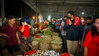 Saat kampanye, Bobby tak segan turun langsung menyapa masyarakat. Ia bahkan berkunjung ke Pasar Tradisional Lau Cih pada malam hari. Foto: Instagram bobbynst