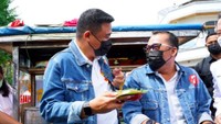 Bobby maju berpasangan dengan Aulia Rachman. Keduanya mendapat nomor urut 2. Begini kompaknya Bobby dan Aulia saat jajan sate padang bareng. Foto: Instagram bobbynst