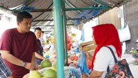 Jalan-jalan ke Pasar Hindu, Bobby coba melihat kegiatan ekonomi di pasar tradisional. Kira-kira ia belanja apa ya? Foto: Instagram bobbynst