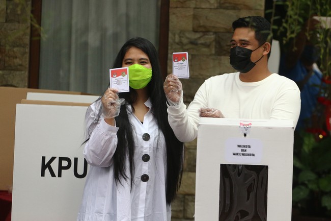 Kompak dengan sang suami, Kahiyang juga memilih atasan putih dan jeans. Ia tampak memakai blus putih bersiluet A-line yang dipadu dengan masker hijau. (Foto: ANTARA FOTO/Irsan Mulyadi)