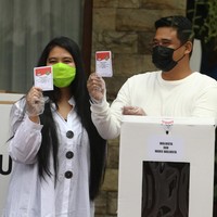 Kompak dengan sang suami, Kahiyang juga memilih atasan putih dan jeans. Ia tampak memakai blus putih bersiluet A-line yang dipadu dengan masker hijau. (Foto: ANTARA FOTO/Irsan Mulyadi)