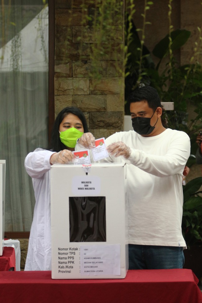 Di Pilkada Medan, Bobby Nasution-Aulia Rachman unggul sementara atas Akhyar Nasution-Salman Alfarisi. Bobby dan Aulia menang 55,2 persen, Kamis (10/12/2020). (Foto: ANTARA FOTO/Irsan Mulyadi)