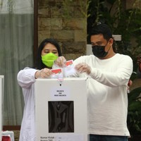 Di Pilkada Medan, Bobby Nasution-Aulia Rachman unggul sementara atas Akhyar Nasution-Salman Alfarisi. Bobby dan Aulia menang 55,2 persen, Kamis (10/12/2020). (Foto: ANTARA FOTO/Irsan Mulyadi)