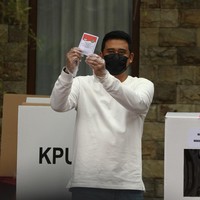 Busana yang lebih kasual menjadi andalan Bobby Nasution saat mencoblos di TPS 22, di Kompleks Tasbih, Medan, Sumatera Utara. Suami putri Presiden Jokowi, Kahiyang Ayu, ini menganakan kaus lengan panjang putih dan jeans. Tidak ketinggalan masker hitam sebagai pelindung. (Foto: ANTARA FOTO/Irsan Mulyadi)