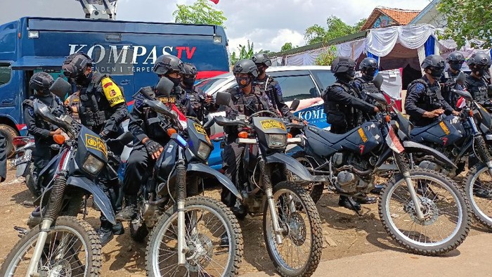 Brimob patroli pengamanan Pilkada Tangsel 2020 di Podok Aren