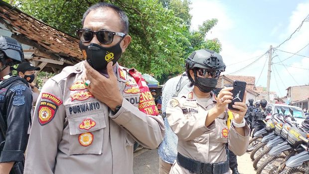 Brimob patroli pengamanan Pilkada Tangsel 2020 di Podok Aren