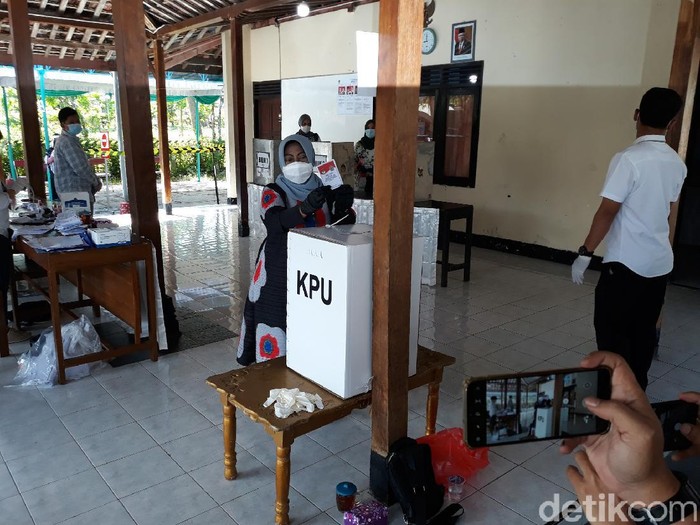 Bupati Gunungkidul Badingah menggunakan hak suara, Rabu (12/9/2020).