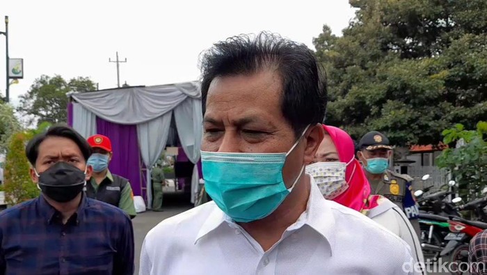 Bupati Pemalang Junaedi usai mencoblos di TPS 24 Kompleks Pendopo Pemalang, Rabu (9/12/2020).