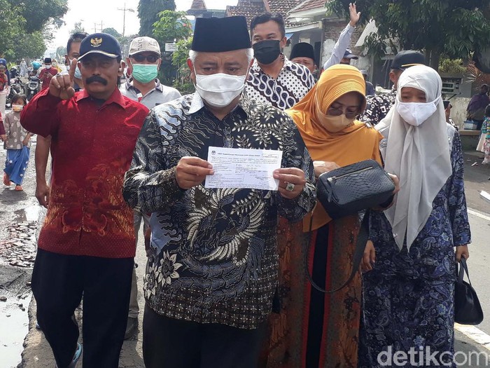 Bupati Sanusi Jalan Kaki