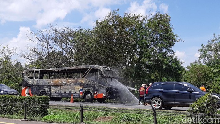 Bus pariwisata terbakar di jalan Tol Tangerang-Merak