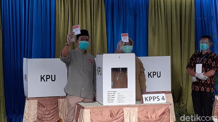 Cabup Bandung Dadang Supriatna menyalurkan hak pilihnya