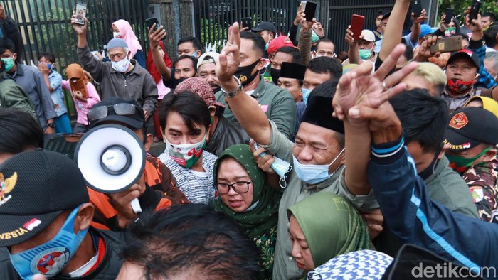 Cabup Dadang Supriatna disambut warga dan pendukung.