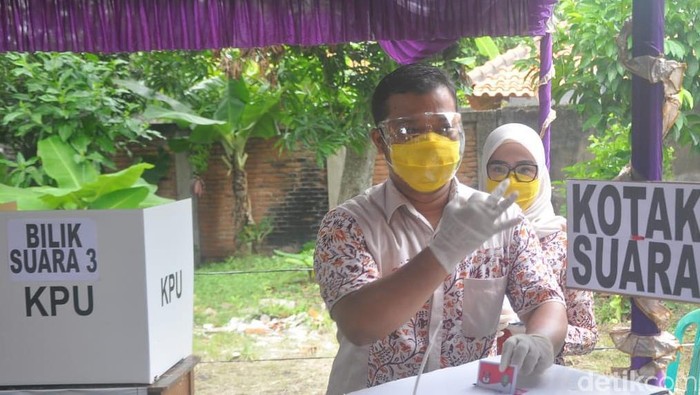 Cabup Daniel Mutaqien nyoblos di TPS didampingi istri.