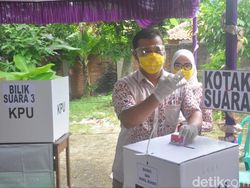 Sudah Sembuh dari COVID-19, Cabup Daniel Nyoblos di TPS Bareng Istri