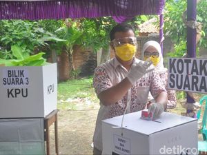Sudah Sembuh dari COVID-19, Cabup Daniel Nyoblos di TPS Bareng Istri