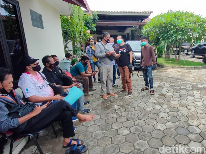 Cabup Kediri Hanindhito Himawan Pramana menggelar acara sungkeman hingga tumpengan sebelum nyoblos. Sang ayah, Pramono Anung sudah di Kediri sejak kemarin.