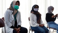 Nia didampingi putri pertamanya Sarah untuk menyalurkan hak pilihnya dalam pesta demokrasi di Kabupaten Bandung.