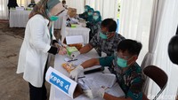 Setelah sempat mengantre, Kurnia Agustina langsung dipanggil petugas KPPS untuk melakukan pencoblosan.