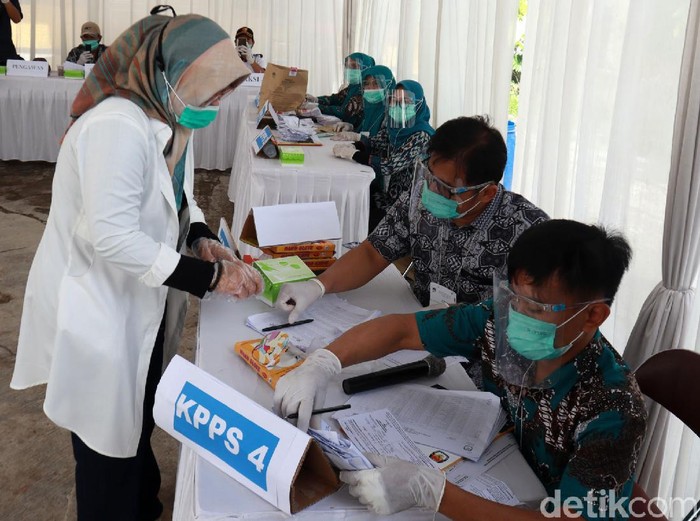 Calon Bupati Bandung nomor urut satu Kurnia Agustina menyalurkan hak pilihnya di TPS 15, Desa Gunung Leutik, Kecamatan Ciparay.