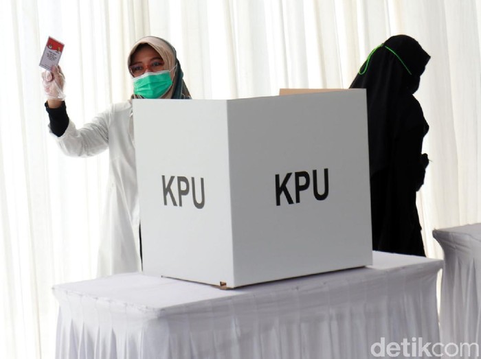 Calon Bupati Bandung nomor urut satu Kurnia Agustina menyalurkan hak pilihnya di TPS 15, Desa Gunung Leutik, Kecamatan Ciparay.