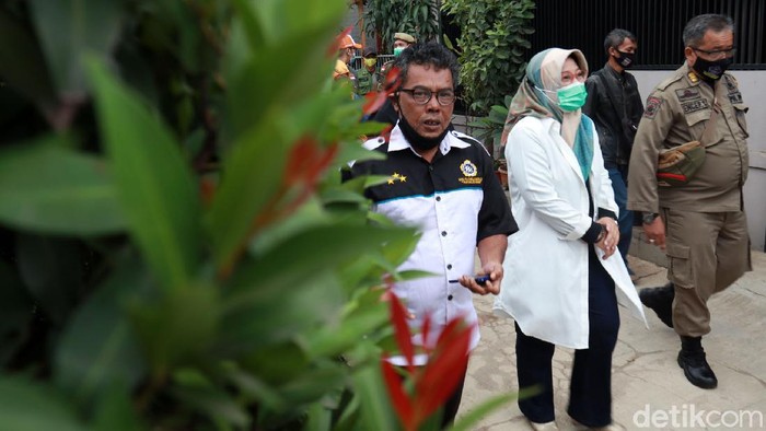 Cabup Nia Agustina Berikan Hak Suara di TPS 15 Calon Bupati Bandung nomor urut satu Kurnia Agustina menyalurkan hak pilihnya di TPS 15, Desa Gunung Leutik, Kecamatan Ciparay.