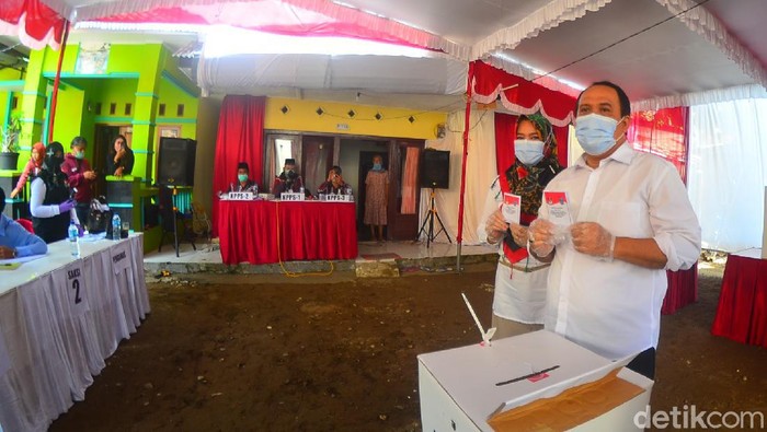 Cabup Pangandaran Jeje menyalurkan hak pilihnya