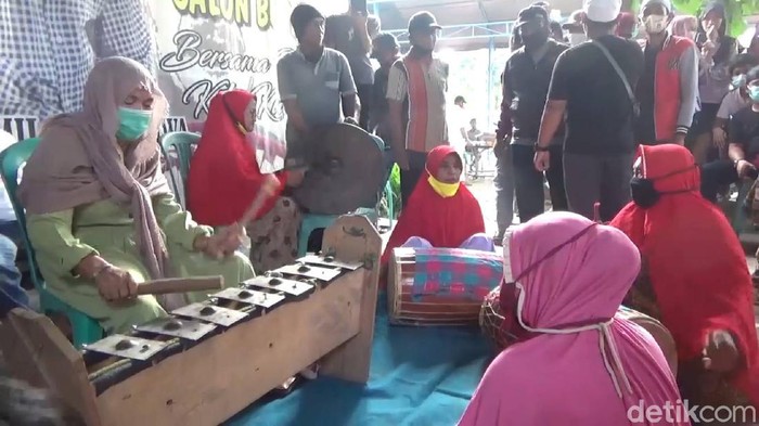 Cabup Pasangkayu, Yaumil Ambo Djiwa, disambut musik emak-emak setelah mengklaim kemenangan berdasar hitung cepat (Abdy Febriady/detikcom)