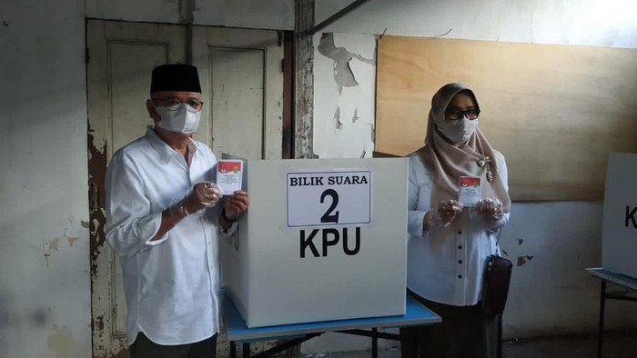 Cabup petahana Bantul Suharsono mencoblos di TPS 55 Sewon Bantul, Rabu (9/12/2020).