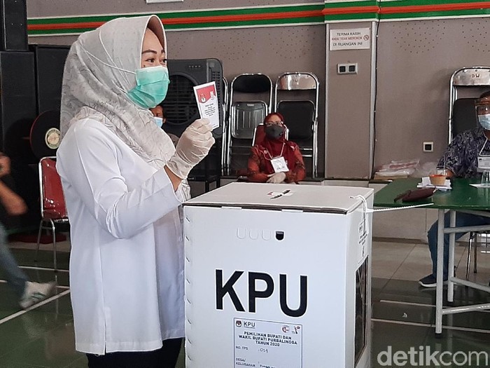 Cabup Petahana Purbalingga Dyah Hayuning Pratiwi menggunakan hak pilihnya, Rabu (9/12/2020).