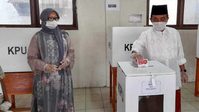 Cabup Sukabumi Abubakar Sidik mencoblos di TPS didampingi istri.