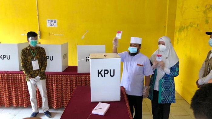 Cagub Bengkulu Helmi Hasan dan istri saat berada di TPS (Hery-detikcom)