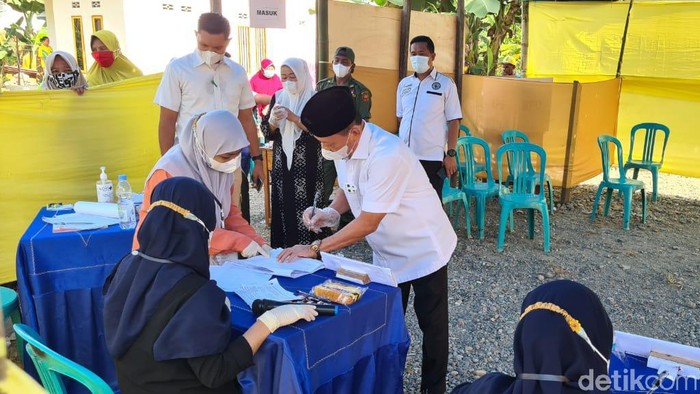 Calon petahana Pilbup Mamuju Tengah (Mateng), H Aras Tammauni saat mengikuti pencoblosan (Abdy-detikcom).