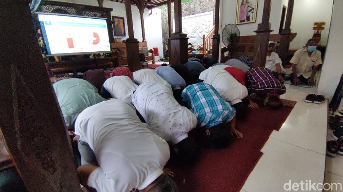 Calon Wali Kota-Wakil Wali Kota Semarang, Hendrar Pribadi-Hevearita Gunaryanti Rahayu (Hendi-Ita), sujud syukur bersama tim pemenangan, Rabu (9/12/2020).