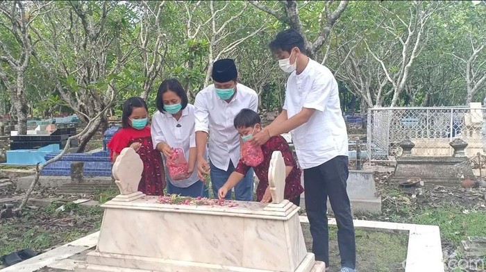 Cawabup Anyok nyekar ke makam ibu