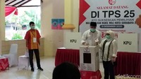 Eri Cahyadi mencoblos di TPS 25 di Ketintang Selatan 2. Amir Baihaqi/detikcom.