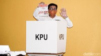 Machfud menunjukkan surat suara sebelum melakukan pencoblosan. Faiq Azmi/detikcom.