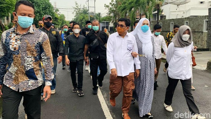 Calon Wali Kota Surabaya nomor urut 2, Machfud Arifin mencoblos di TPS 25 WR Supratman, Kelurahan dr Soetomo, Kecamatan Tegalsari, Surabaya, Rabu (9/12/2020).