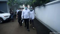 Pradi bersama istri dan anaknya berjalan menuju  di TPS 15 Jalan Mani Nomin.