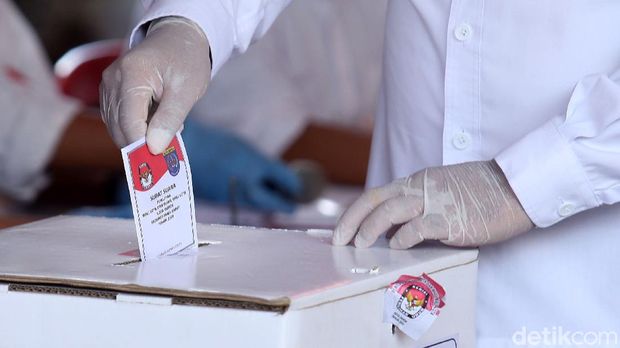 Calon Wali Kota Depok nomor urut 1, Pradi Supriatna, mencoblos di TPS 15, Depok, Rabu (9/12/2020). Pradi datang bersama sang istri dan kedua anaknya namun sang istri tidak mencoblos.