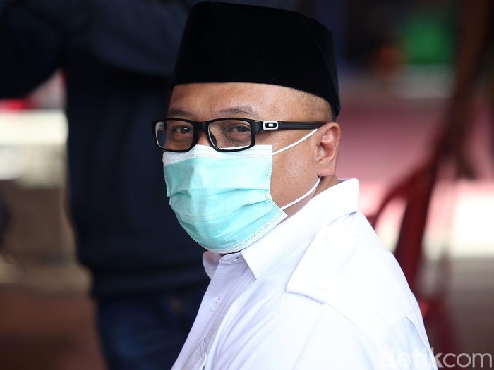 Calon Wali Kota Depok nomor urut 1, Pradi Supriatna, mencoblos di TPS 15, Depok, Rabu (9/12/2020). Pradi datang bersama sang istri dan kedua anaknya namun sang istri tidak mencoblos.