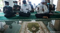 Sebelum ke TPS, Pradi menggelar doa bersama dan memohon ijin kepada orang tuanya.
