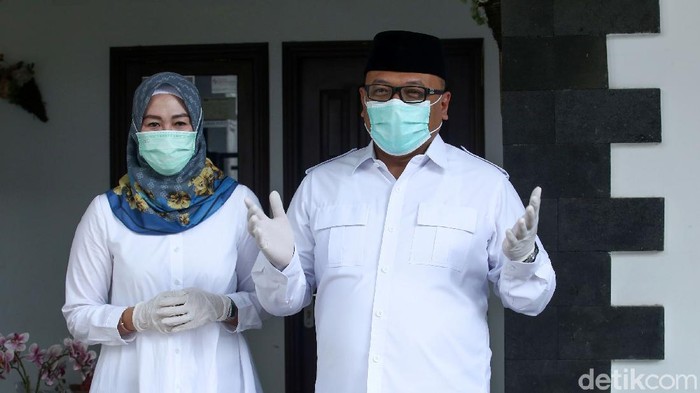 Cawalkot Depok Pradi Supriatna Nyoblos di TPS 15 Calon Wali Kota Depok nomor urut 1, Pradi Supriatna, mencoblos di TPS 15, Depok, Rabu (9/12/2020). Pradi datang bersama sang istri dan kedua anaknya namun sang istri tidak mencoblos.